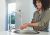 água quente na pia
